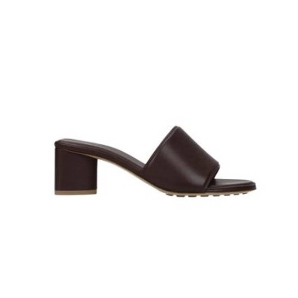 Bottega Veneta Women's White Sandals Vienna Leather Brown Chocolate size 7